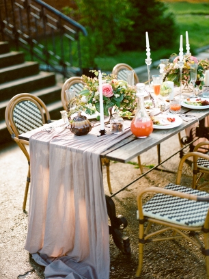 Оформление стола для фотосессии и небольшого торжества декором и живыми цветами
